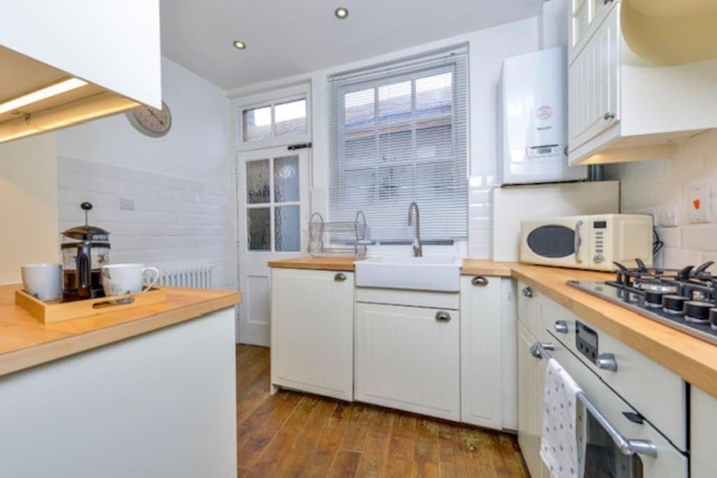 Victorian Townhouse - Stamford Centre - 2 Big Bedrooms, Living Room Kitchen Etc Tastefully Decorated Eksteriør bilde